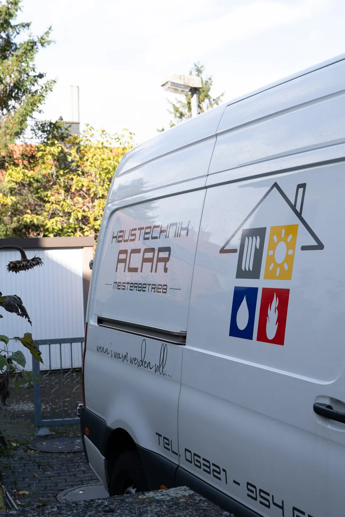 Firmenwagen von Haustechnik Acar mit Logo und Telefonnummer