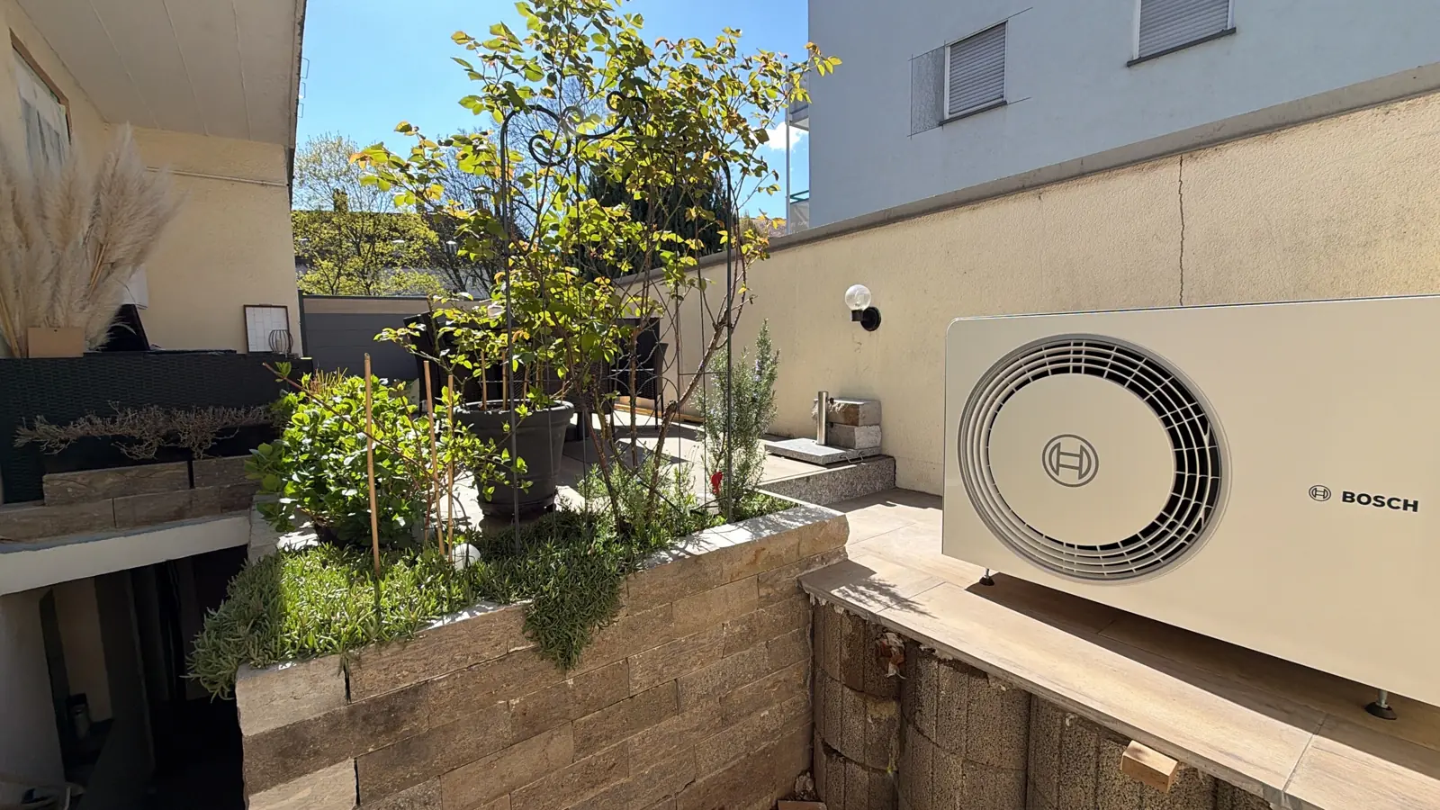 Bosch-Wärmepumpe auf einer Terrasse in Neustadt an der Weinstraße